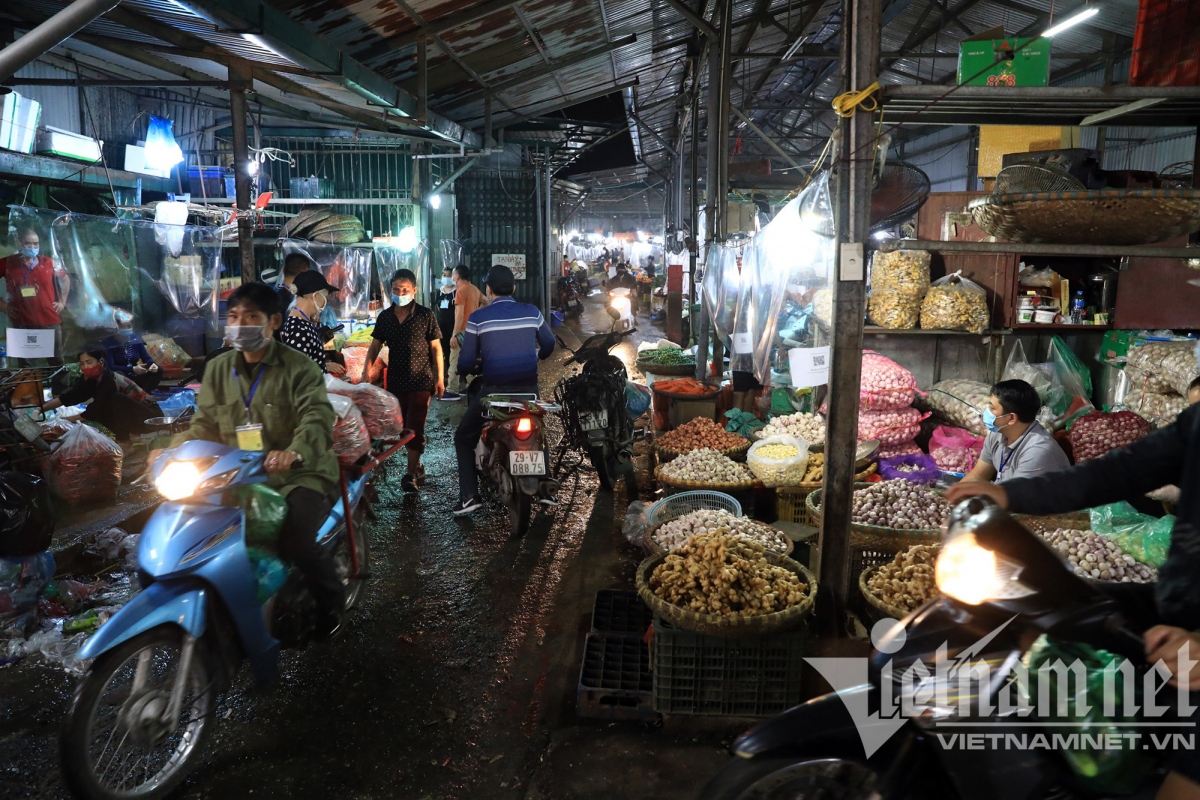 largest wholesale market in hanoi reopens after two-month closure picture 10