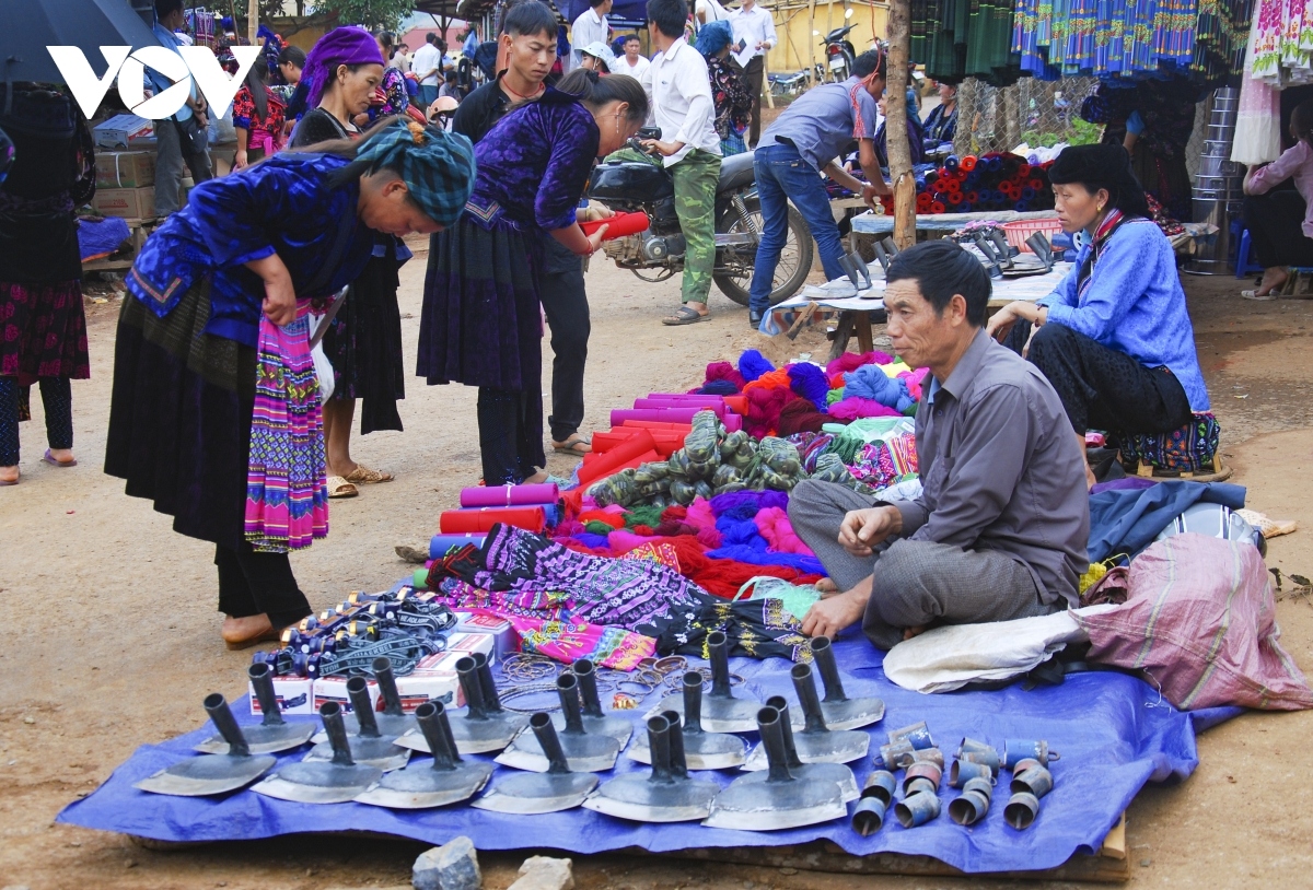 a tour around traditional ethnic markets in dien bien province picture 2