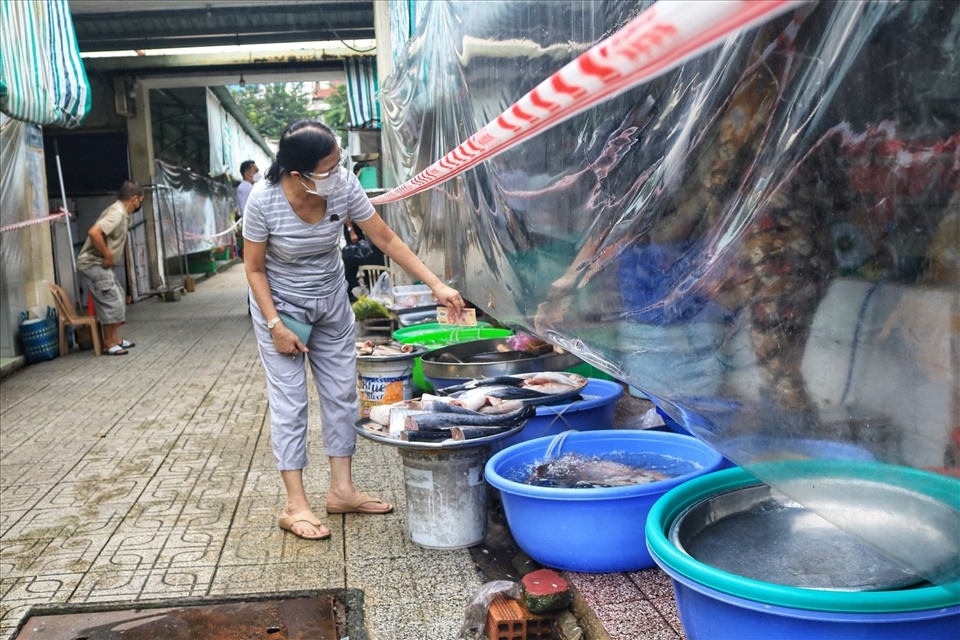largest traditional market in hcm city reopens picture 3