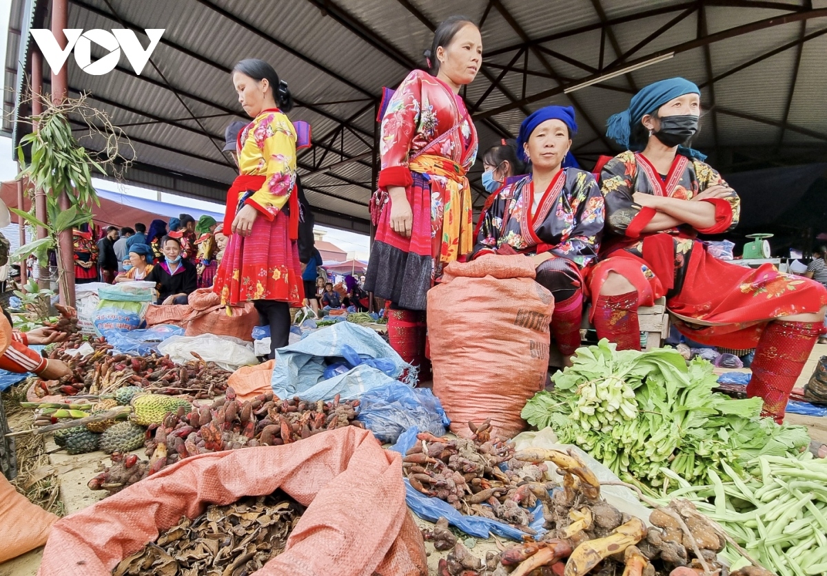 a tour around traditional ethnic markets in dien bien province picture 4