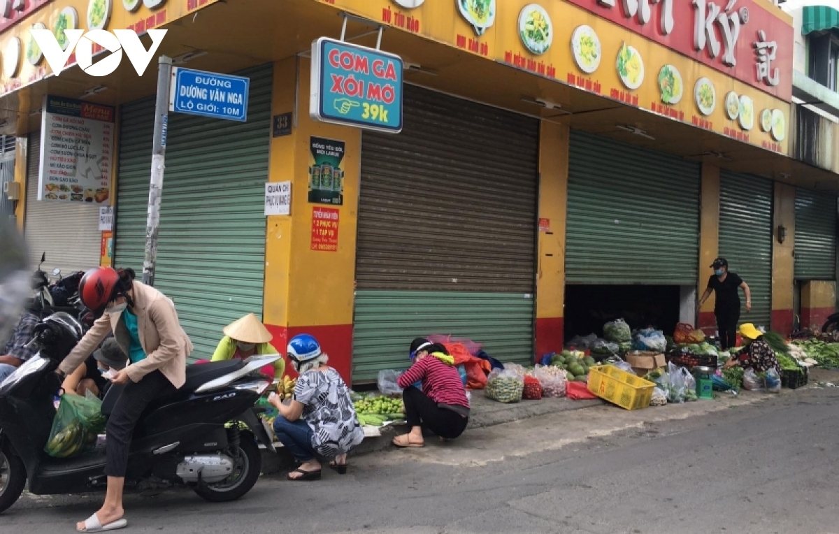 makeshift markets attract customers amid easing restrictions in hcm city picture 5