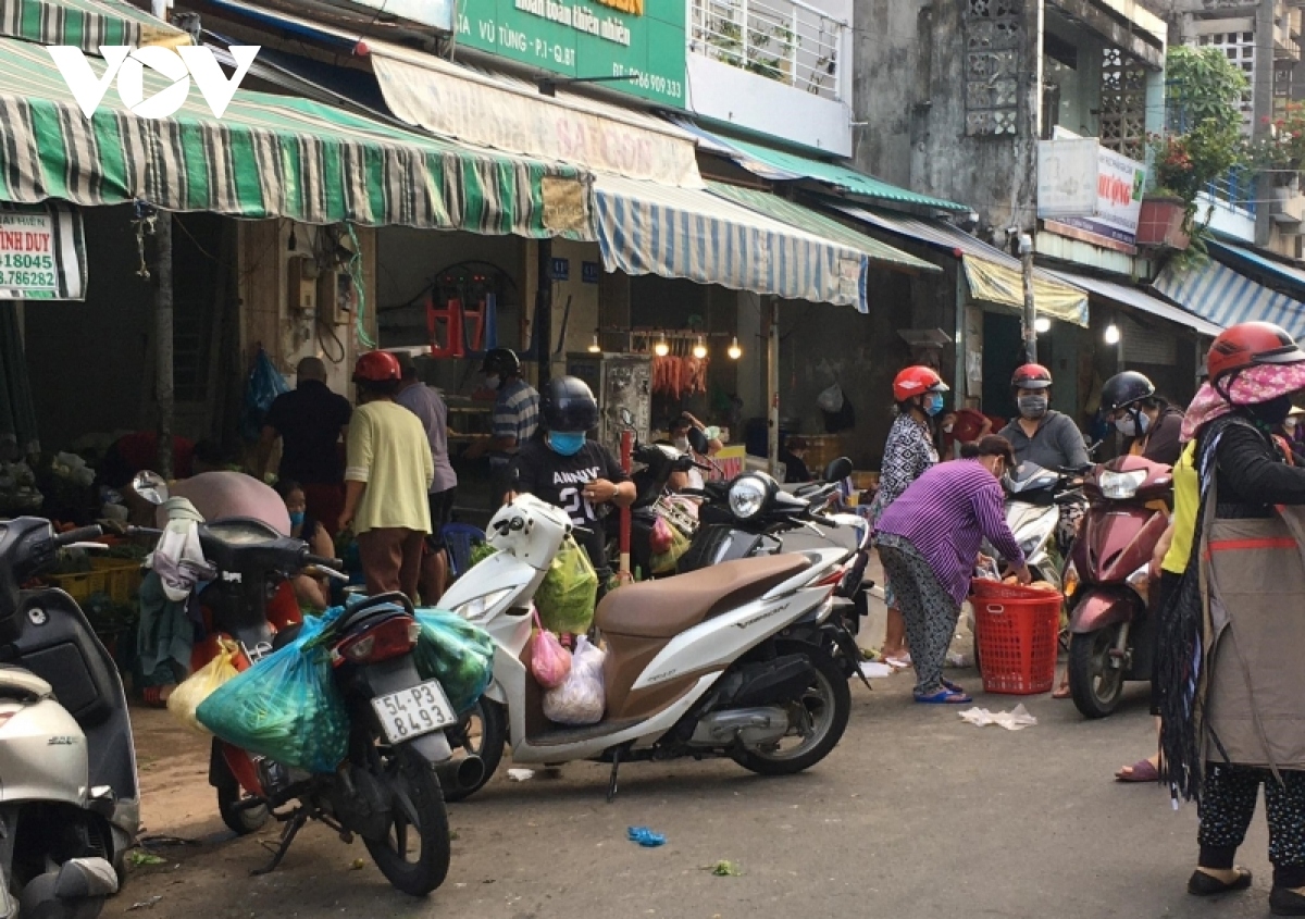 makeshift markets attract customers amid easing restrictions in hcm city picture 8