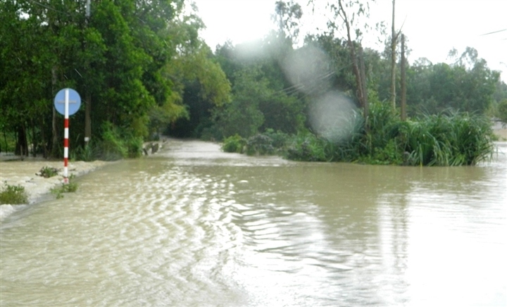 ganh gia qua cho ban, nguoi phu nu o quang nam bi lu cuon mat tich hinh anh 1