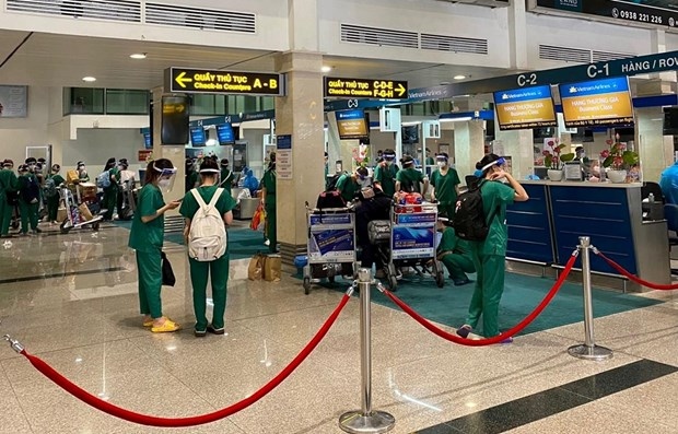 nearly 1,000 medical personnel return to hanoi from hcm city picture 1