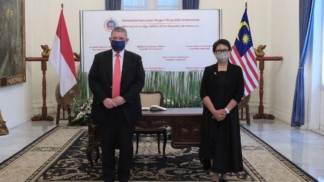 Ngoại trưởng Malaysia Saifuddin Abdullah và người đồng cấp Indonesia, Retno Marsudi (phải). Nguồn: Bộ Ngoại giao Indonesia