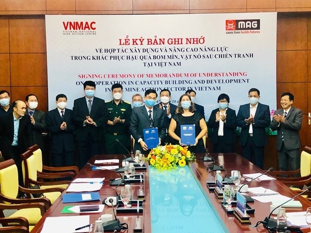 vietnamese, uk organisations cooperate in addressing post-war bombs, mines picture 1