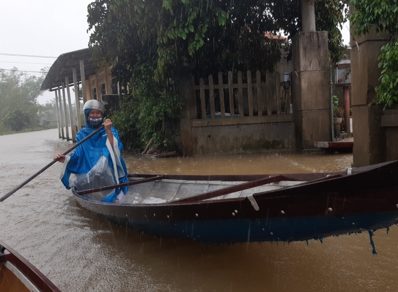 Mưa lớn gây ngập một số nơi ở Thừa Thiên - Huế, dân dùng thuyền đi lại trên đường