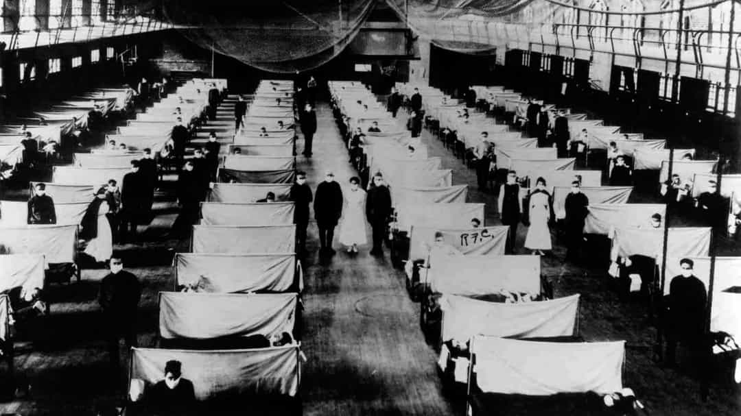 Giống như đại dịch Covid-19 hiện nay, những người mắc bệnh cúm cũng phải cách ly. Giường của các bệnh nhân được sắp xếp ngược chiều với nhau để hơi thở của bệnh nhân này không hướng vào mặt bệnh nhân khác.