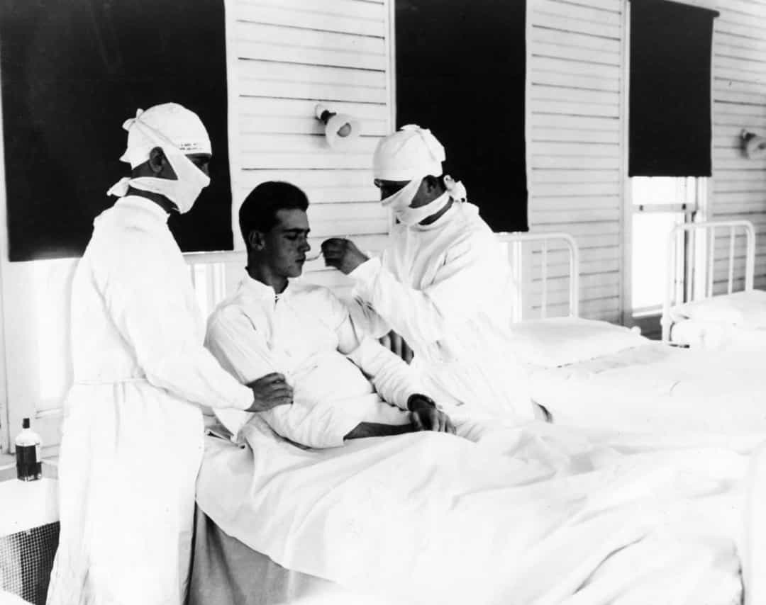 Bệnh cúm được cho là ảnh hưởng nặng nề nhất đến người già và trẻ em, nhưng do tình trạng suy dinh dưỡng vào năm 1918, bệnh viện quá tải và vệ sinh kém đã thúc đẩy bội nhiễm vi khuẩn, khiến hầu hết các bệnh nhân tử vong là người trẻ tuổi. 