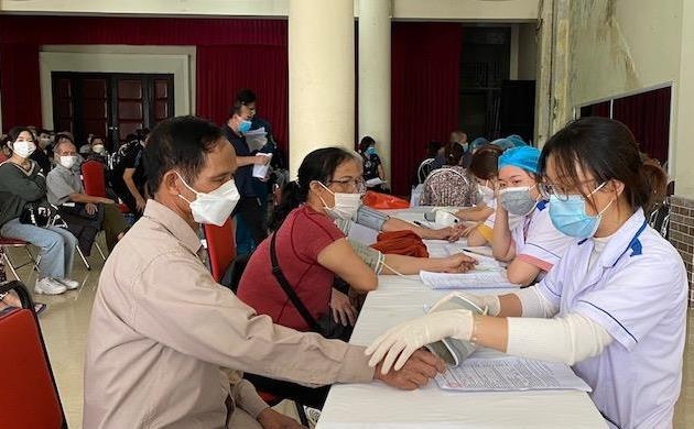 Đẩy nhanh tiến độ tiêm vaccine cho toàn dân đang sinh sống, làm việc, học tập trên địa bàn thành phố Nam Định.