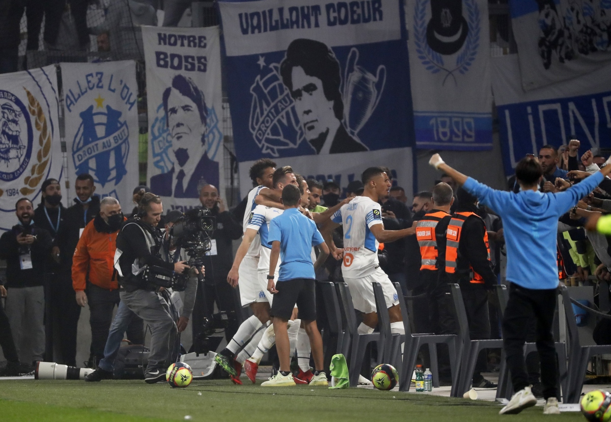 Arkadiusz Milik sút tung lưới PSG ở phút 21 nhưng Marseille không được công nhận bàn thắng vì người thực hiền đường chuyền là Pol Lirola đã việt vị.