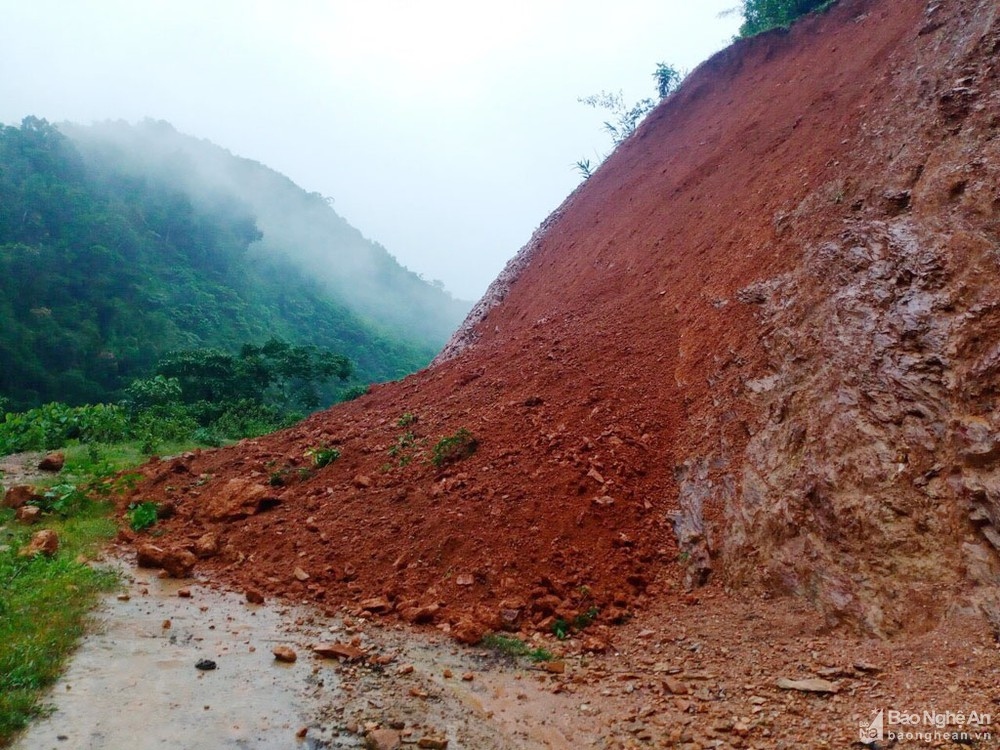 nghe an xuat hien nhieu diem sat lo tren cac tuyen giao thong hinh anh 1