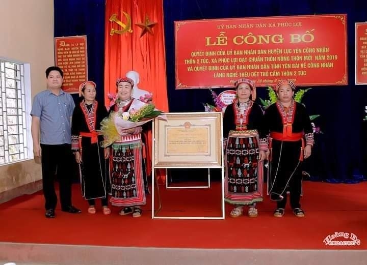 Nghệ nhân ưu tú Triệu Thị Nhậy (thứ 3 từ trái sang) tại Lễ công nhận làng nghề thêu dệt thổ cẩm Thôn Hai Túc.
