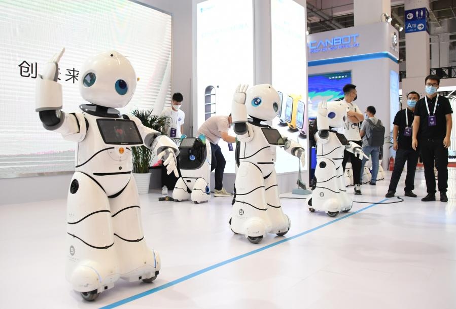 Robot dịch vụ trình diễn ở Triển lãm Robot Thế giới Bắc Kinh ngày 10/9/2021. (Ảnh: Tân Hoa Xã)