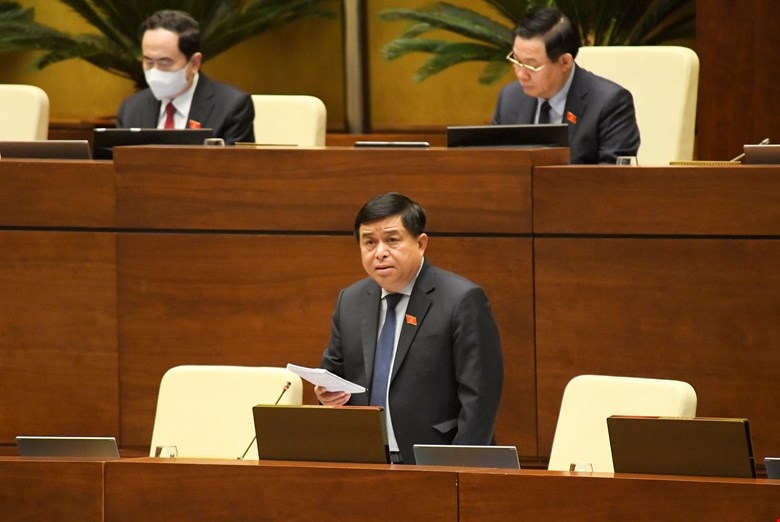 Bộ trưởng Bộ KH-ĐT Nguyễn Chí Dũng phát biểu giải trình, làm rõ một số vấn đề đại biểu Quốc hội nêu. Ảnh: Quốc hội