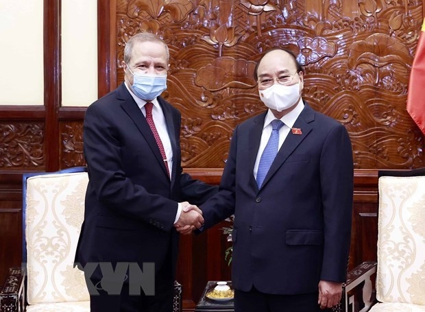 President Nguyen Xuan Phuc (R) and outgoing Algerian Ambassador Mohamed Berrah (Photo: VNA)