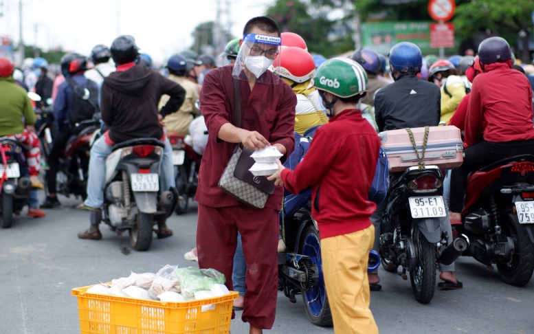 Người dân được “thông chốt”, cửa ngõ phía Tây TP.HCM thông thoáng hơn