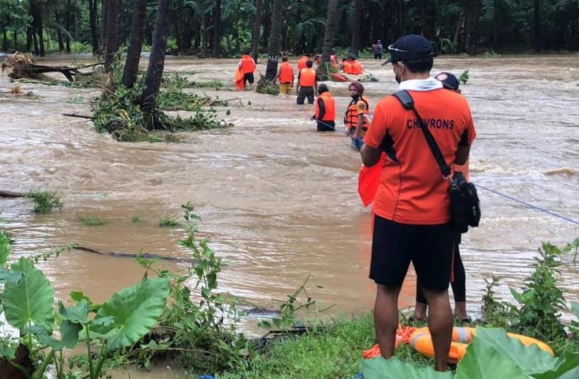 Số người thiệt mạng do bão Kompasu ở Philippines tăng lên 22, 16 người mất tích. Ảnh: AP