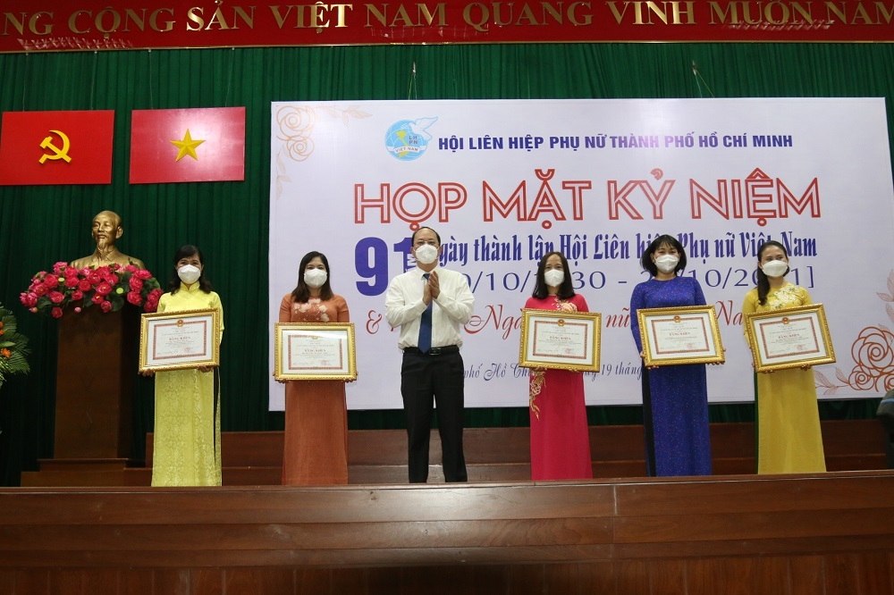 Phụ nữ TP.HCM kiên cường và bền bỉ trên mọi mặt trận chống dịch