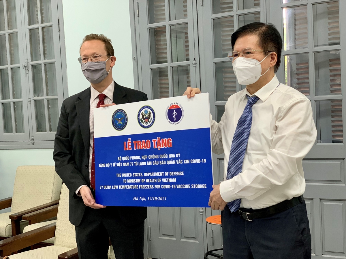 vietnam receives 36 ultra-low temperature freezers from the us picture 1