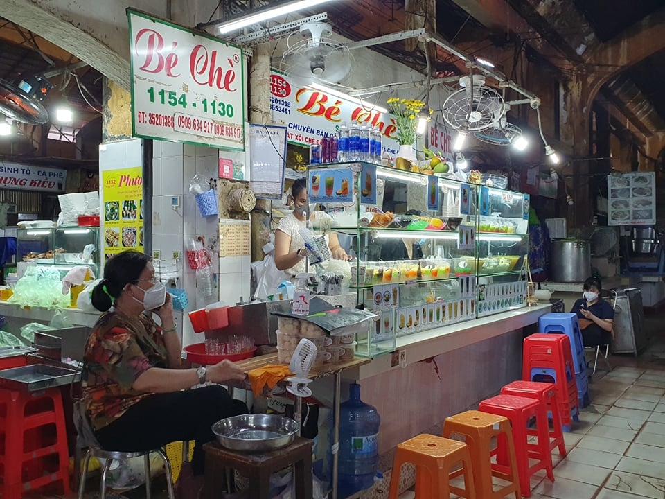 Quán chè nổi tiếng tại chợ Bến Thành (Quận 1) vắng bóng khách.
