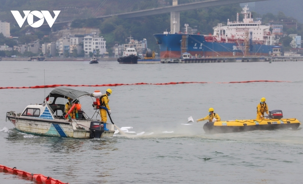 The simulated situation helps to train, test and enhance the interoperability of relevant forces in handling oil spills on Ha Long Bay.