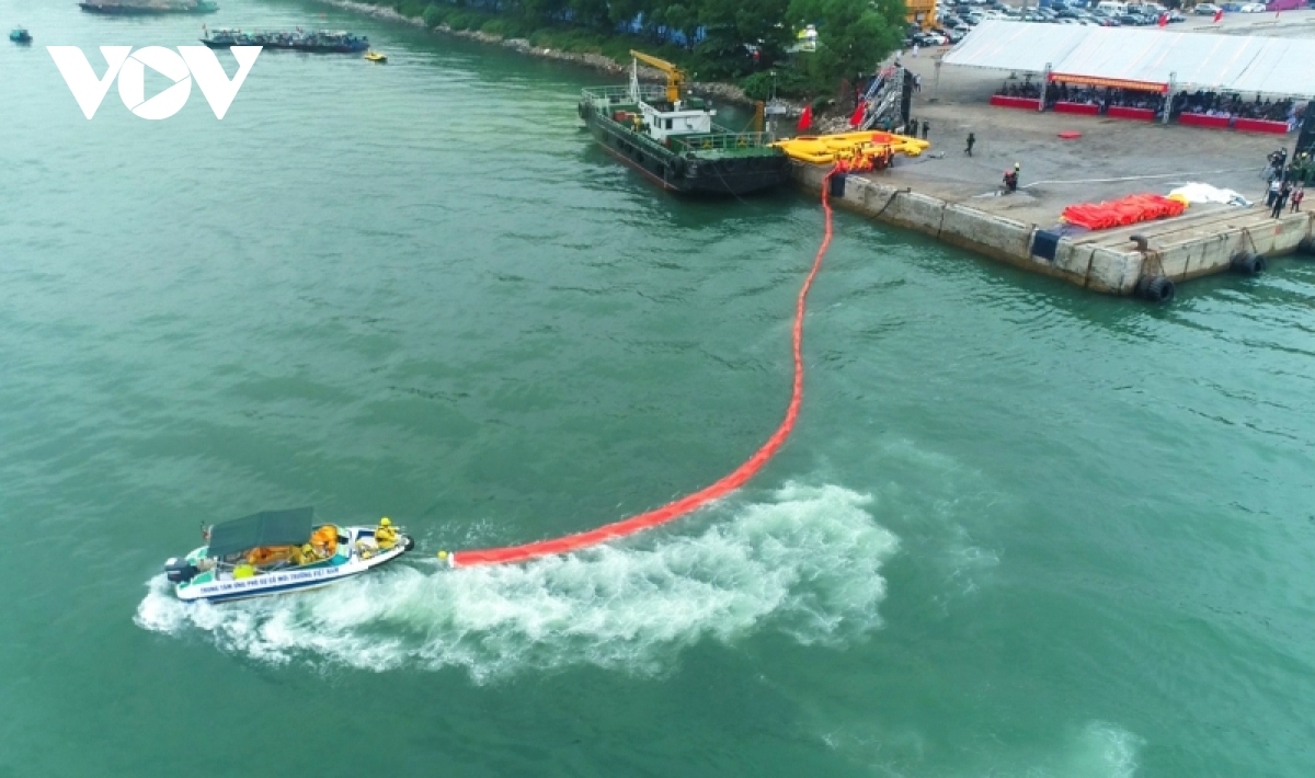 Due to strong winds and rough seas, a 15,000-ton cargo ship broke an oil storage compartment, overturned and partially sank into the waters. Approximately 15 tonnes of oil are spilled out, causing great danger to the environment.