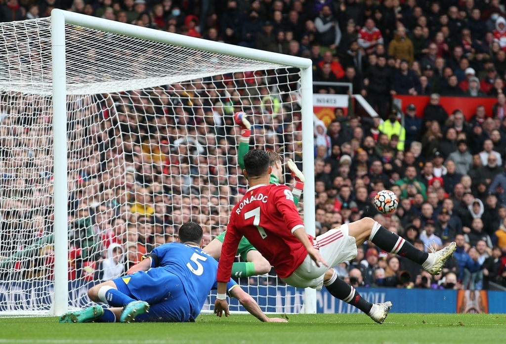 Cú sút đầu tiên của Ronaldo sau khi vào sân. (Ảnh: Getty)