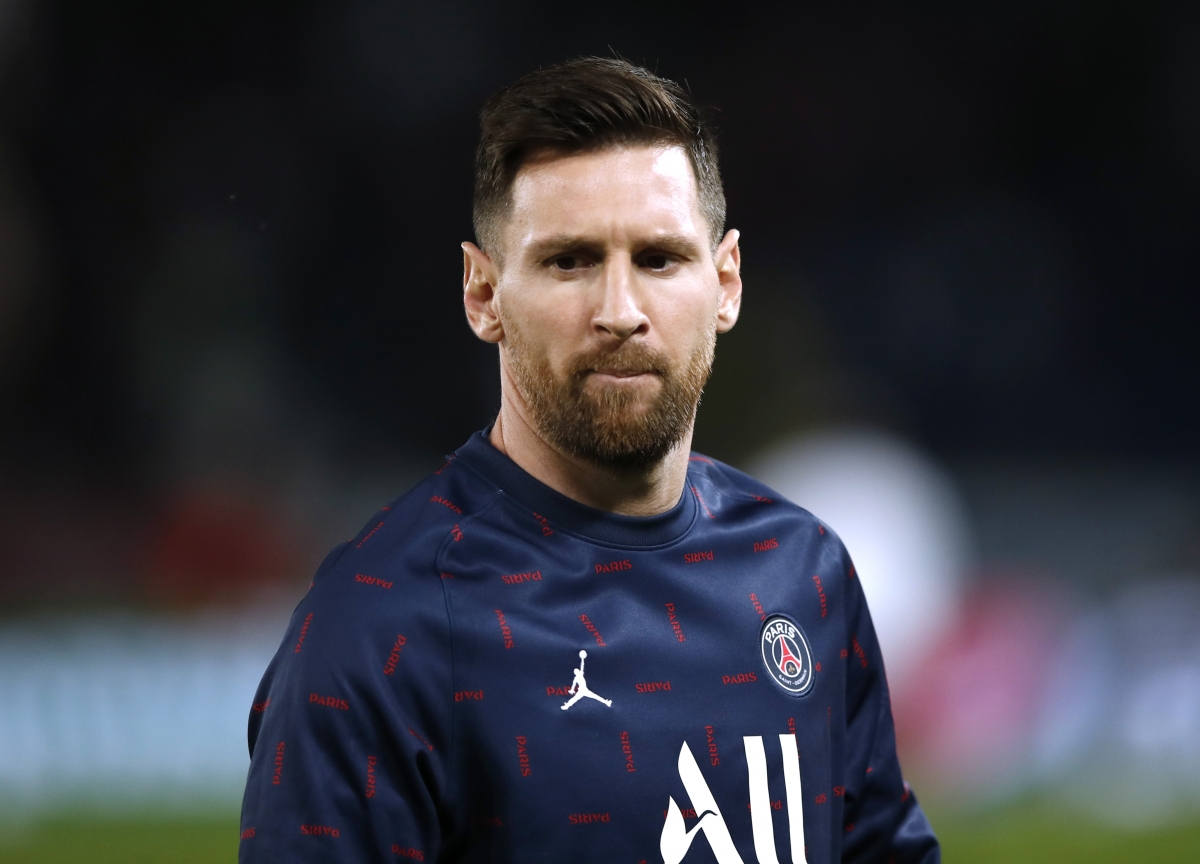 Messi khởi động trước trận. (Ảnh: Reuters). 