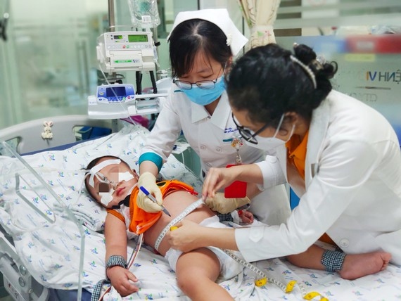 Medical workers is treating a severe child patient infected with dengue fever. Photo: Liberated Saigon (Saigon Giai Phong (SGGP)