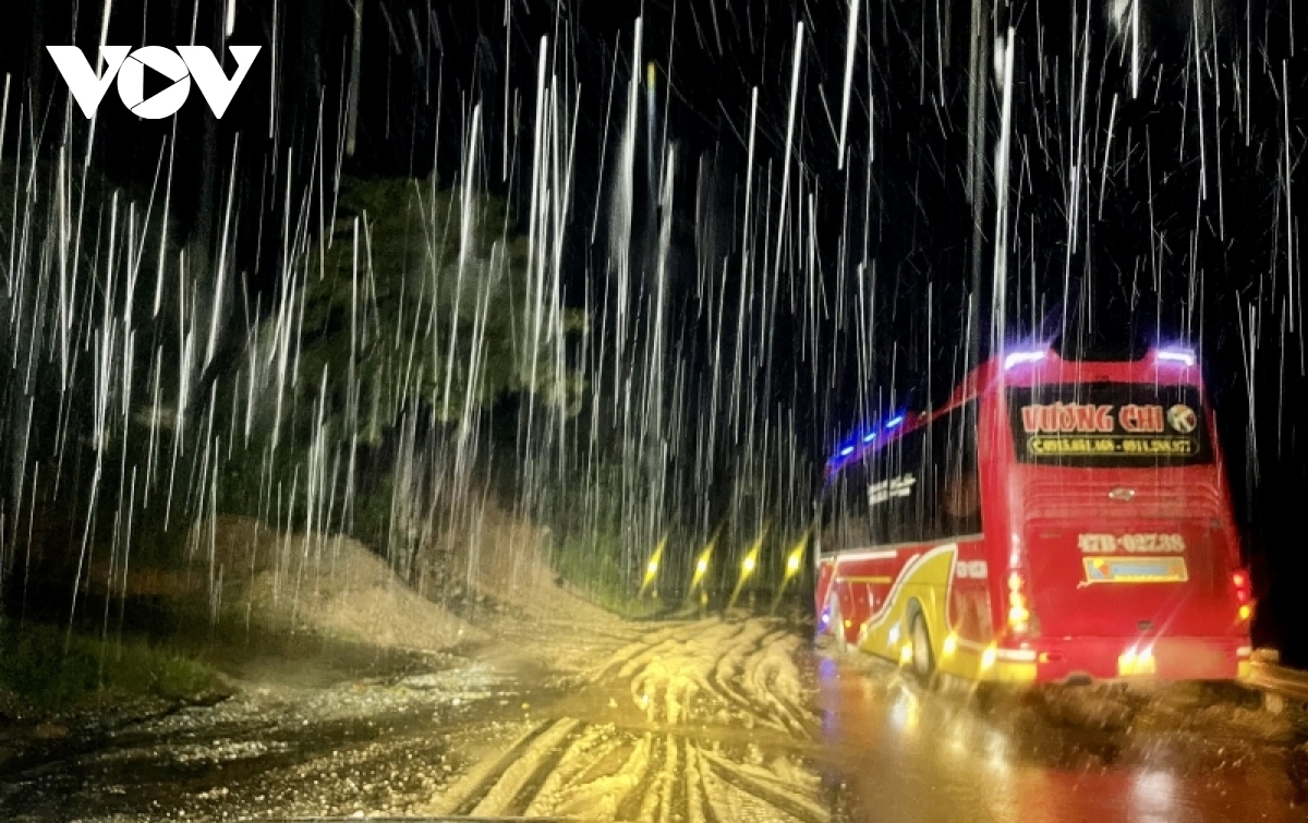 Heavy rain and fallen rocks cause difficulty for vehicles moving along the Ho Chi Minh Highway.