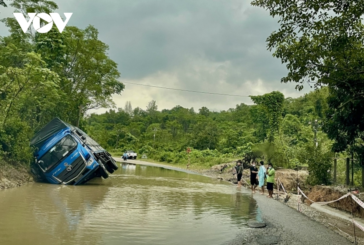 A traffic accident occurs in the mountainous district of Nam Giang due to the heavy rain and slippery conditions.