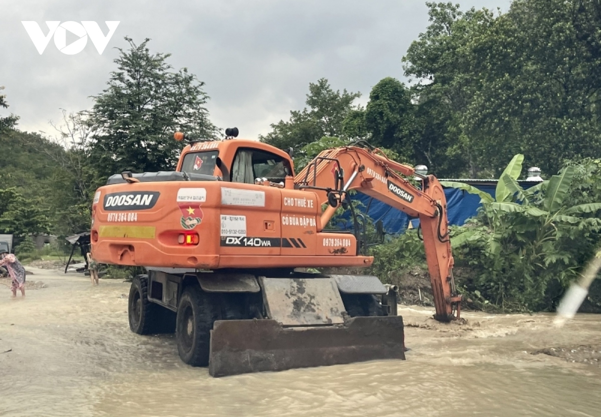 Vehicles are mobilised to release soil and rock spilled over the road surface.