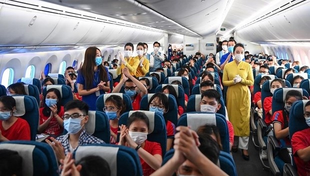 vietnam airlines brings home volunteer students, medical workers picture 1