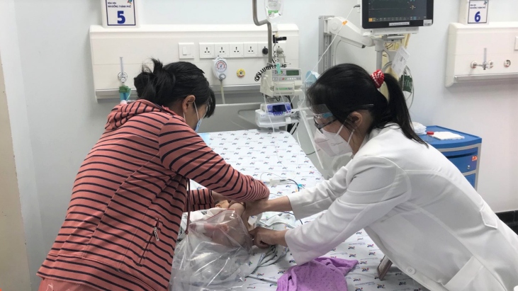 Trẻ sơ sinh mắc sốt xuất huyết ở Cà Mau tổn thương gan hiếm gặp, diễn tiến nặng đã được cứu sống (Ảnh: Bệnh viện Nhi đồng Thành phố)