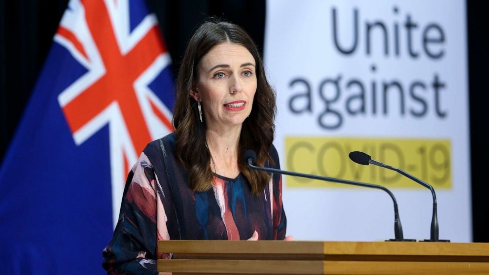 Thủ tướng New Zealand Jacinda Ardern công bố chiến lược mới nhằm ngăn chặn Covid-19 (Ảnh ABC).