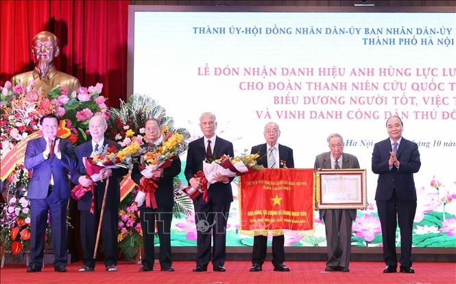 Doan thanh nien cuu quoc thanh hoang dieu don nhan danh hieu anh hung hinh anh 1