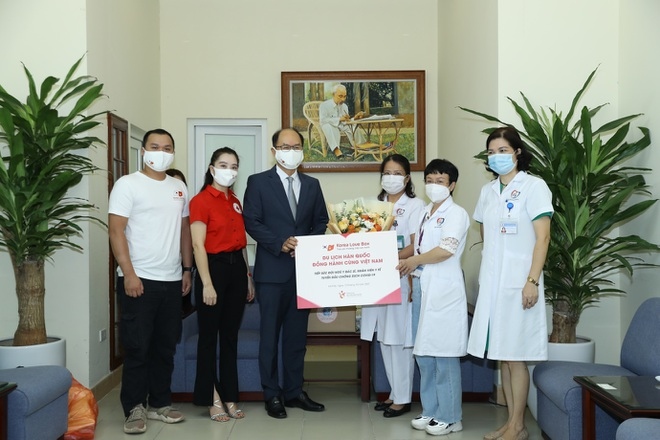 Representatives from the Korea Tourism Organization (KTO) in Vietnam present gifts to doctors and medical staff at Dong Da General Hospital in Hanoi.