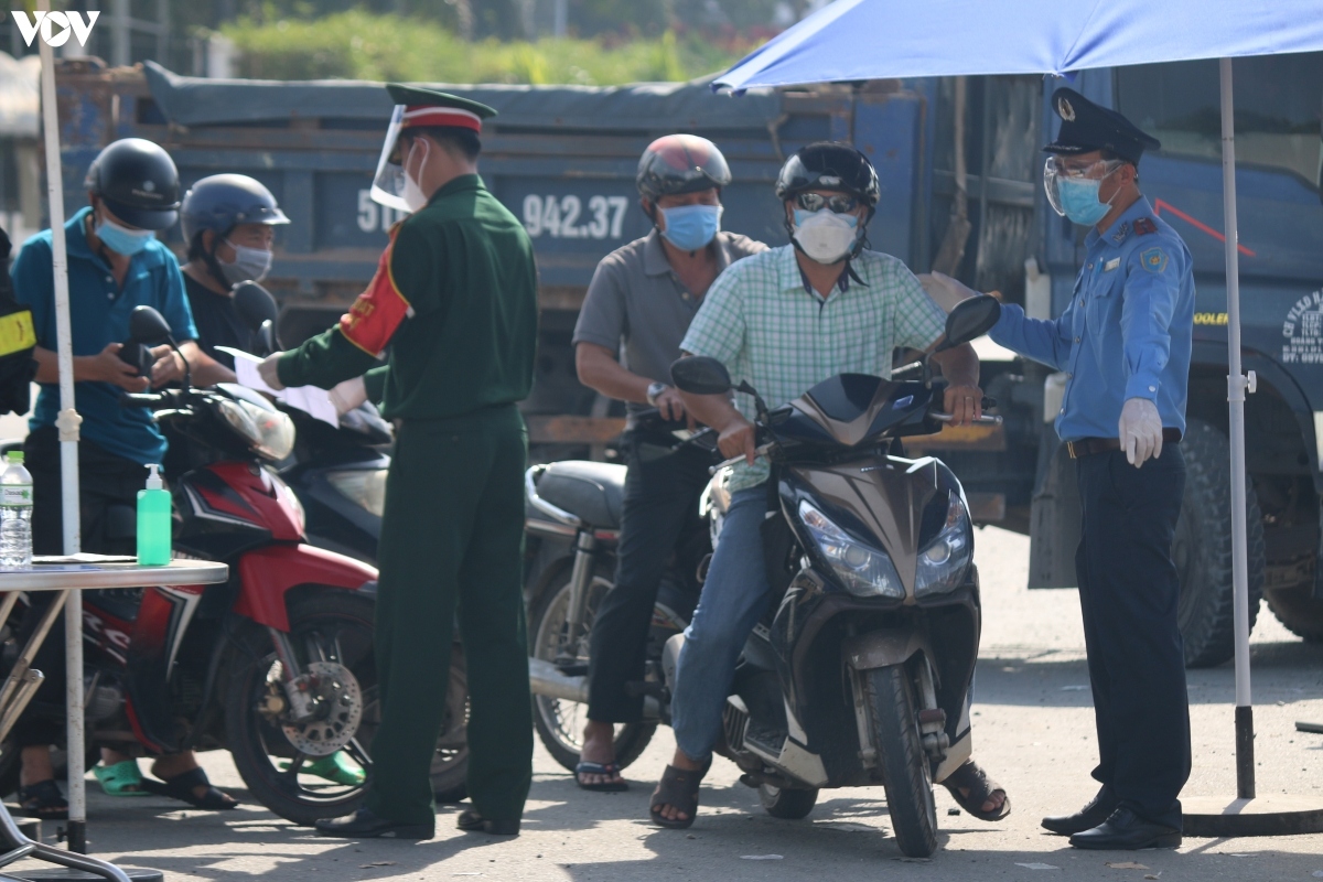 tp.hcm du thao cho nguoi lao dong di lam bang xe ca nhan tu cac tinh lan can va nguoc lai hinh anh 1