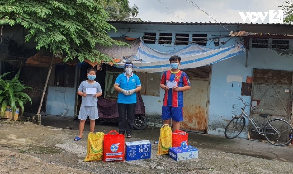 Thầy cô phải làm điểm tựa cho trẻ mồ côi trong đại dịch