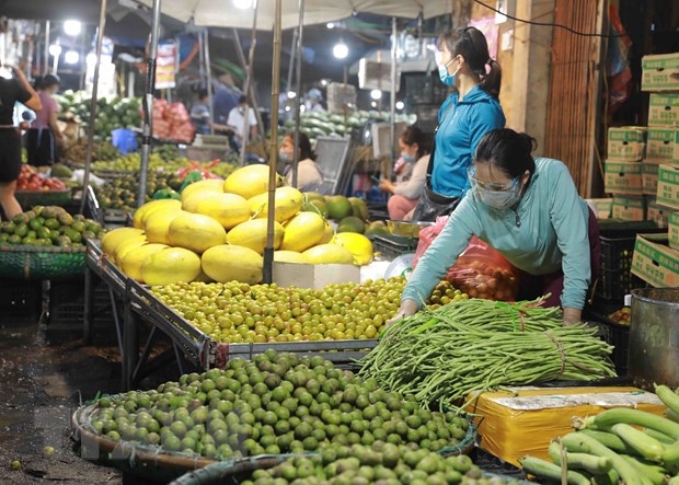 Tiểu thương chuẩn bị hàng rau, quả tại chợ đầu mối Nam Hà Nội. (Ảnh: Vũ Sinh/TTXVN)