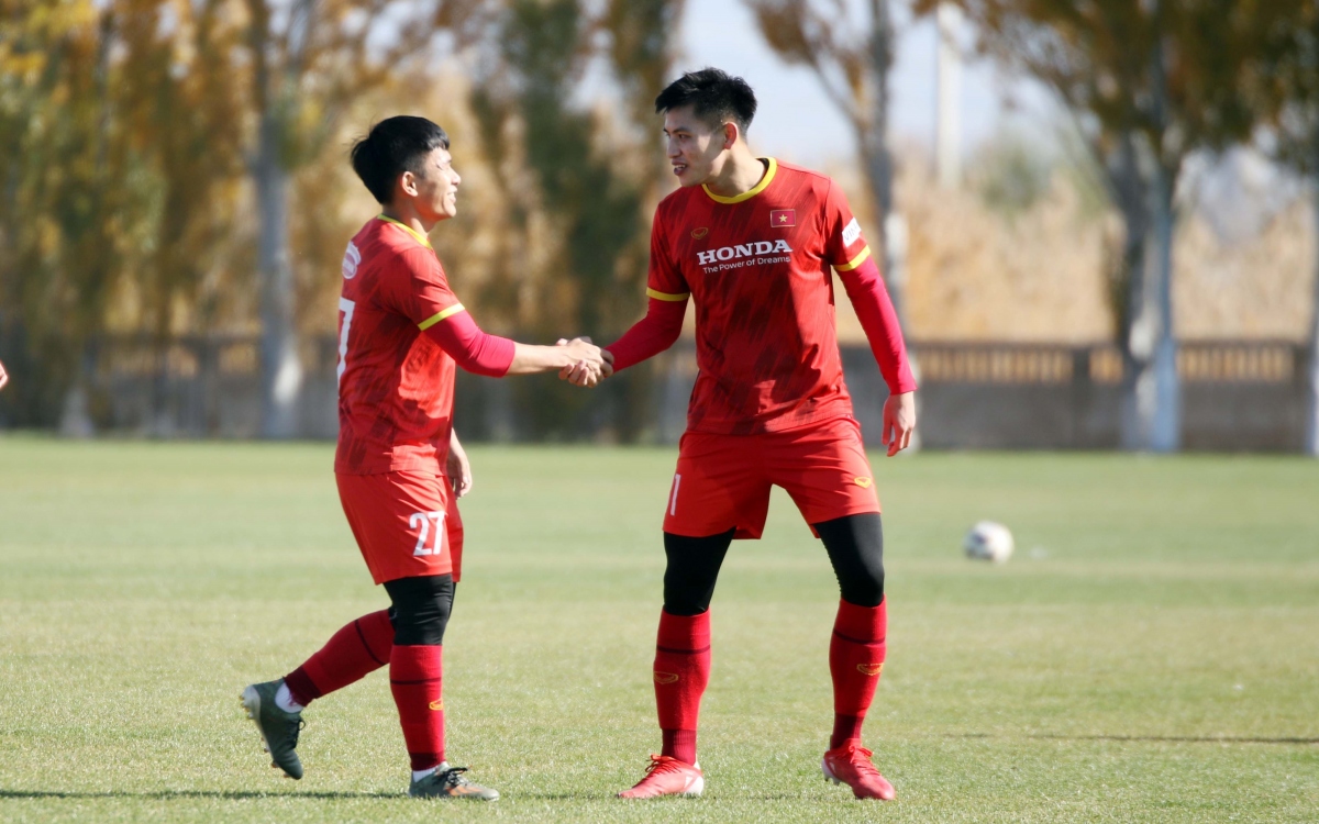Văn Xuân lập siêu phẩm giúp đội áo đỏ thắng trận đấu nội bộ của U23 Việt Nam