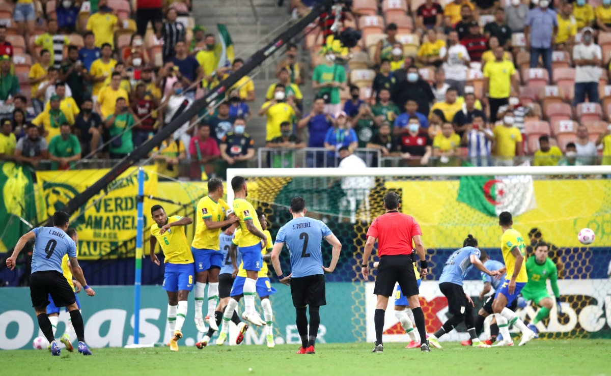 neymar che mo suarez - cavani, brazil dai thang uruguay hinh anh 2