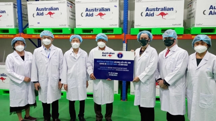 Vietnam receives 300,000 AstraZeneca vaccine doses from Australia