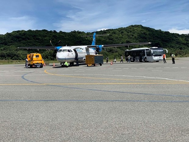 vietnam airlines operates first flight to con dao after social distancing period picture 1