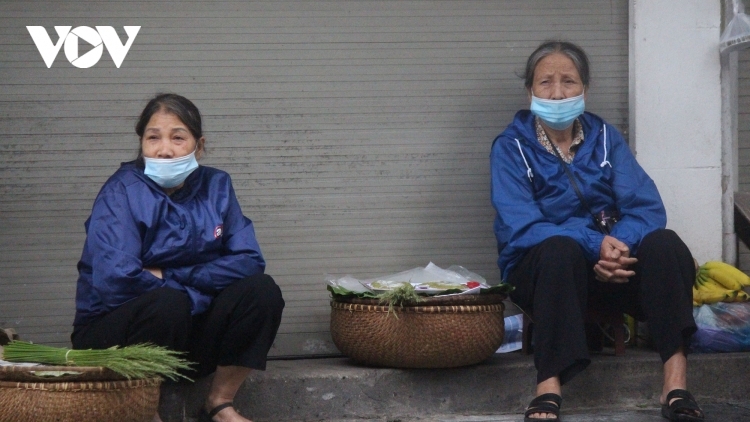 Hanoians bundle up as the capital is hit by early cold spell