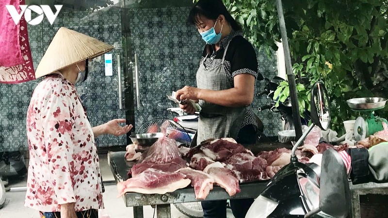 Giá lợn hơi giảm, nhưng người tiêu dùng vẫn phải mua thịt với giá cao.