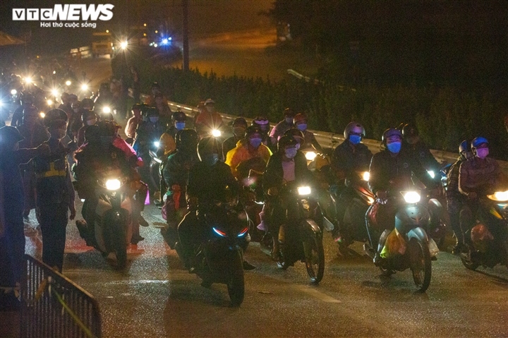 Doan nguoi tu binh duong vuot 2.000 km ve que, ngu la liet ven quoc lo ha noi hinh anh 1