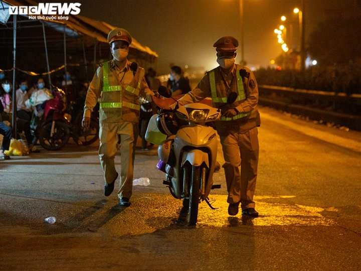 Doan nguoi tu binh duong vuot 2.000 km ve que, ngu la liet ven quoc lo ha noi hinh anh 2