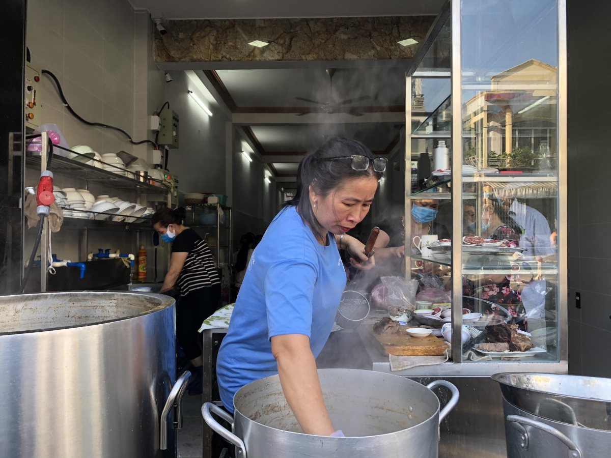 Chủ một quán bún tại quận Gò Vấp luôn tay phục vụ khách đến ăn tại chỗ sáng nay.